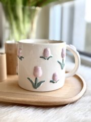 Jarní hrnek s tulipány