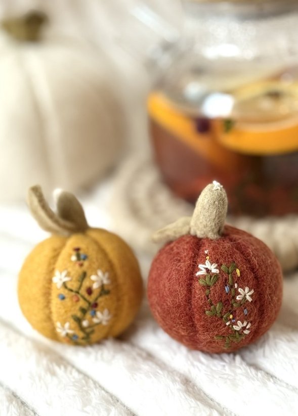 Plstěná dýně v výšivkou - oranžová