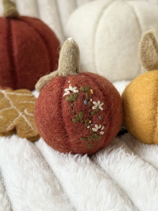 Plstěná dýně v výšivkou - oranžová