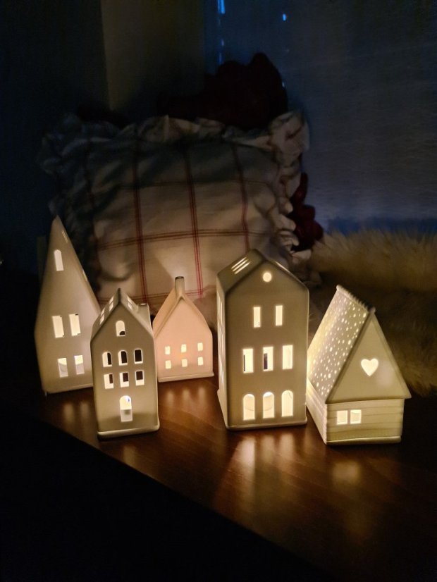 Porcelánový svícen domeček s valbovou střechou - matný