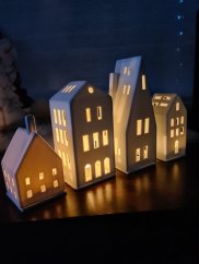 Porcelánový svícen domeček s valbovou střechou - matný