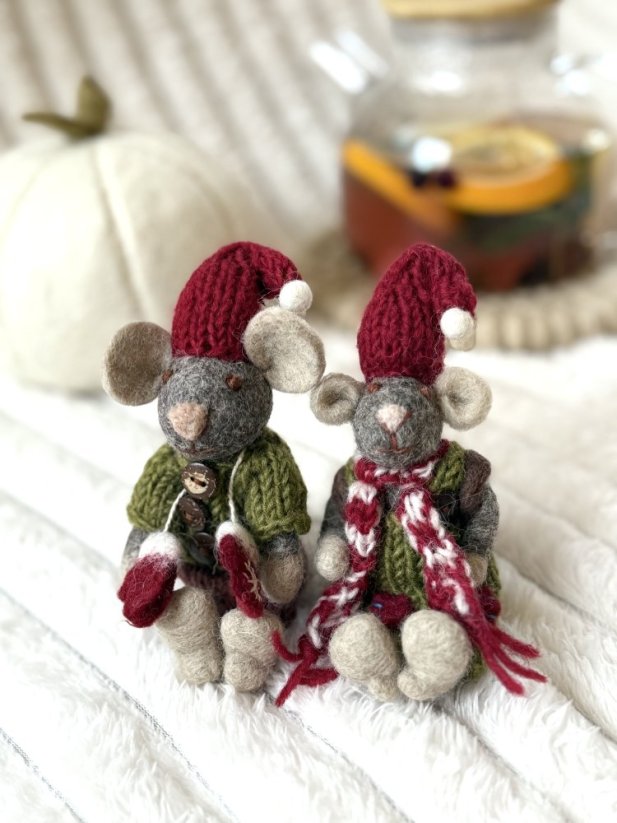 Plstěný myšák Theo s šálou