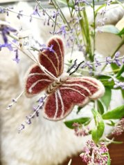 Plstěný motýl pudrově růžový
