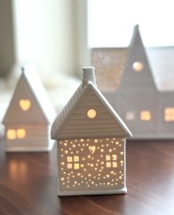 Porcelánový svícen Perníková chaloupka s komínkem