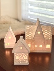 Porcelánový svícen Perníková chaloupka s komínkem